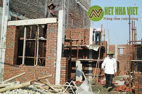 Xây lên bằng gạch và có đổ cột